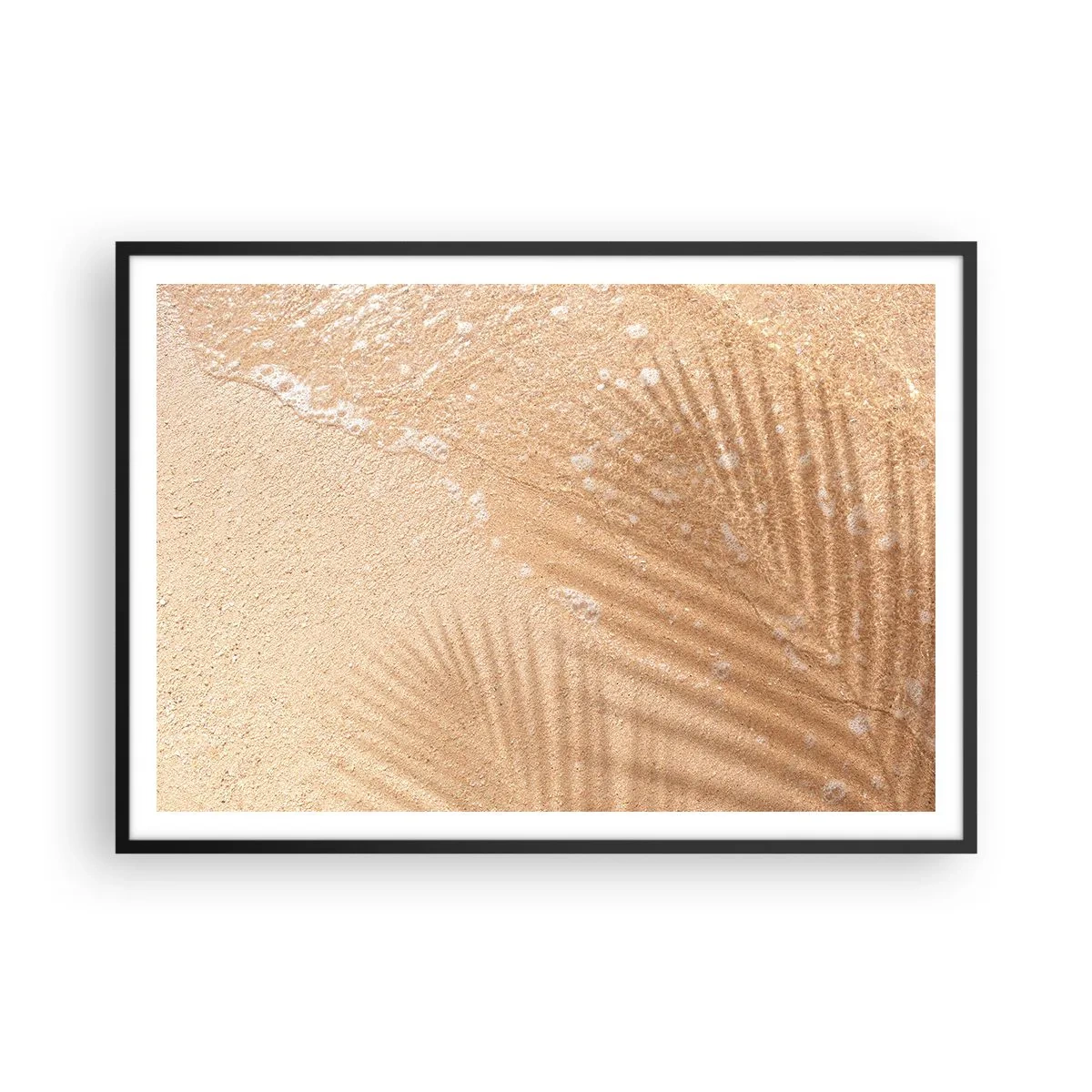 Poster in einem schwarzem Rahmen - Der Schatten einer Palme auf dem Sand mit einem zarten Wellenmuster - 100x70cm - Der Schatten eines heißen Sommers - Moderne Wanddekoration für Wohnzimmer und Schlafzimmer ARTTOR