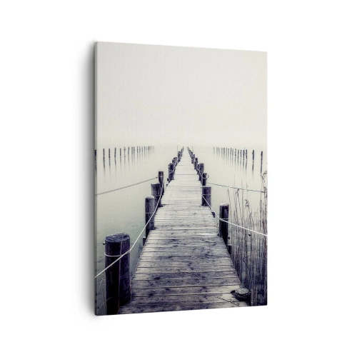 Bild auf Leinwand - Leinwandbild - Eine Holzbrücke, die in einen nebligen Raum führt - 50x70cm - Tauchen Sie in Ruhe ein - Moderne Wanddekoration für Wohnzimmer und Schlafzimmer ARTTOR