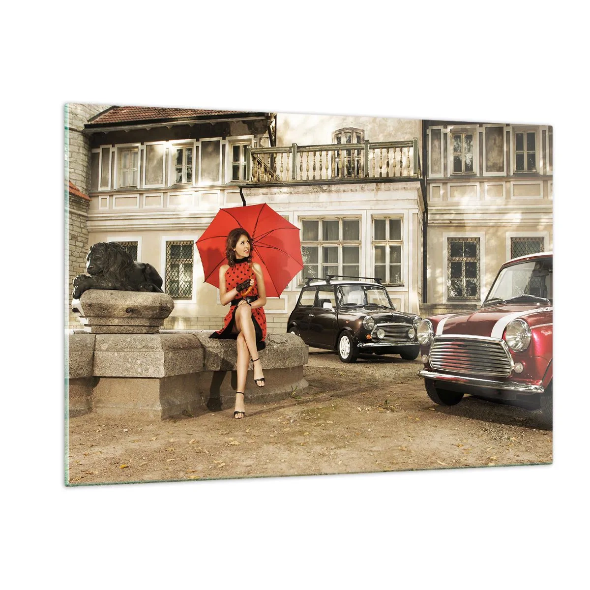 Glasbild - Bild auf glas - Frau mit rotem Regenschirm und Oldtimern - 120x80cm - Eine sentimentale Minireise - Moderne Wanddekoration für Wohnzimmer und Schlafzimmer ARTTOR