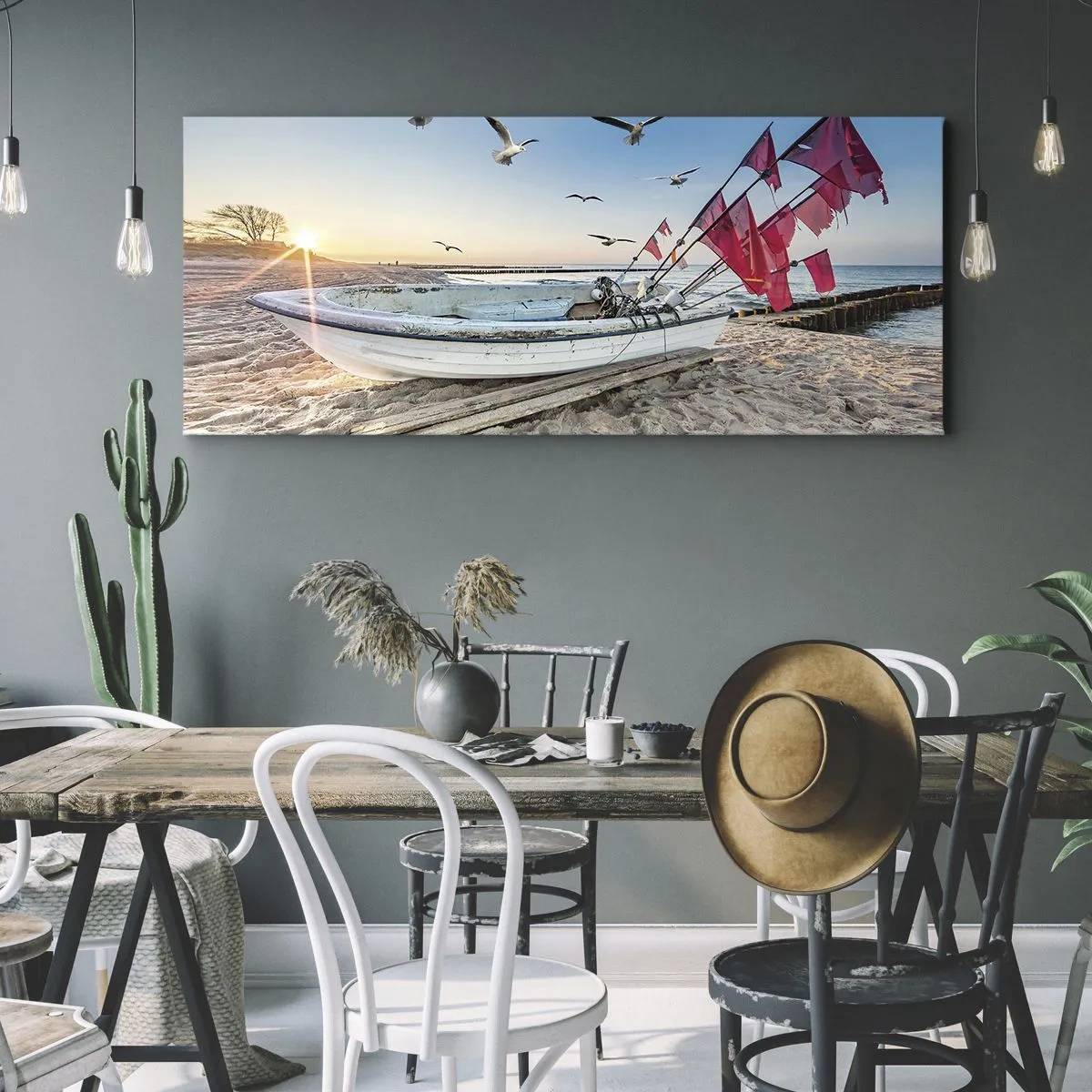 Bild auf Leinwand - Leinwandbild - Ein Boot am Strand im Morgengrauen mit Möwen und roten Fahnen - 120x50cm - Wohlverdiente Ruhe - Moderne Wanddekoration für Wohnzimmer und Schlafzimmer ARTTOR