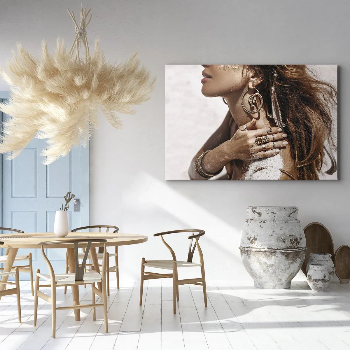 Bild auf Leinwand - Leinwandbild - Stilvolle Frau mit Schmuck vor hellem Sandhintergrund - 120x80cm - Königin des wilden Strandes - Moderne Wanddekoration für Wohnzimmer und Schlafzimmer ARTTOR