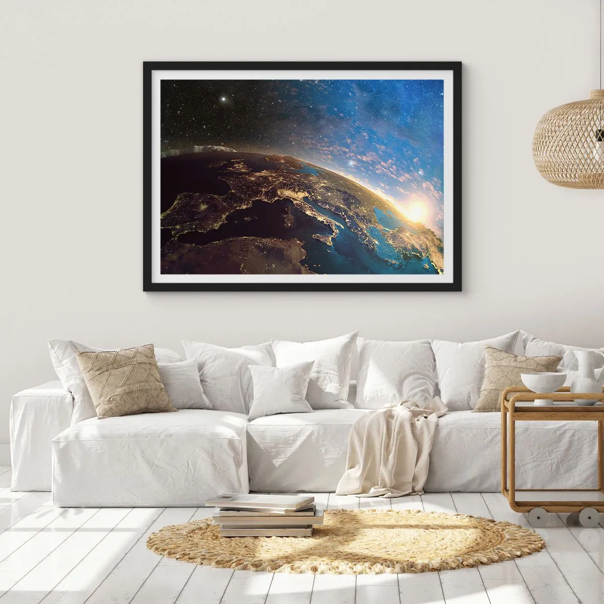 Poster in einem schwarzem Rahmen - Blick auf die Erde aus dem Weltraum bei Sonnenaufgang - 100x70cm - Schauen wir uns aus der Ferne an - Moderne Wanddekoration für Wohnzimmer und Schlafzimmer ARTTOR