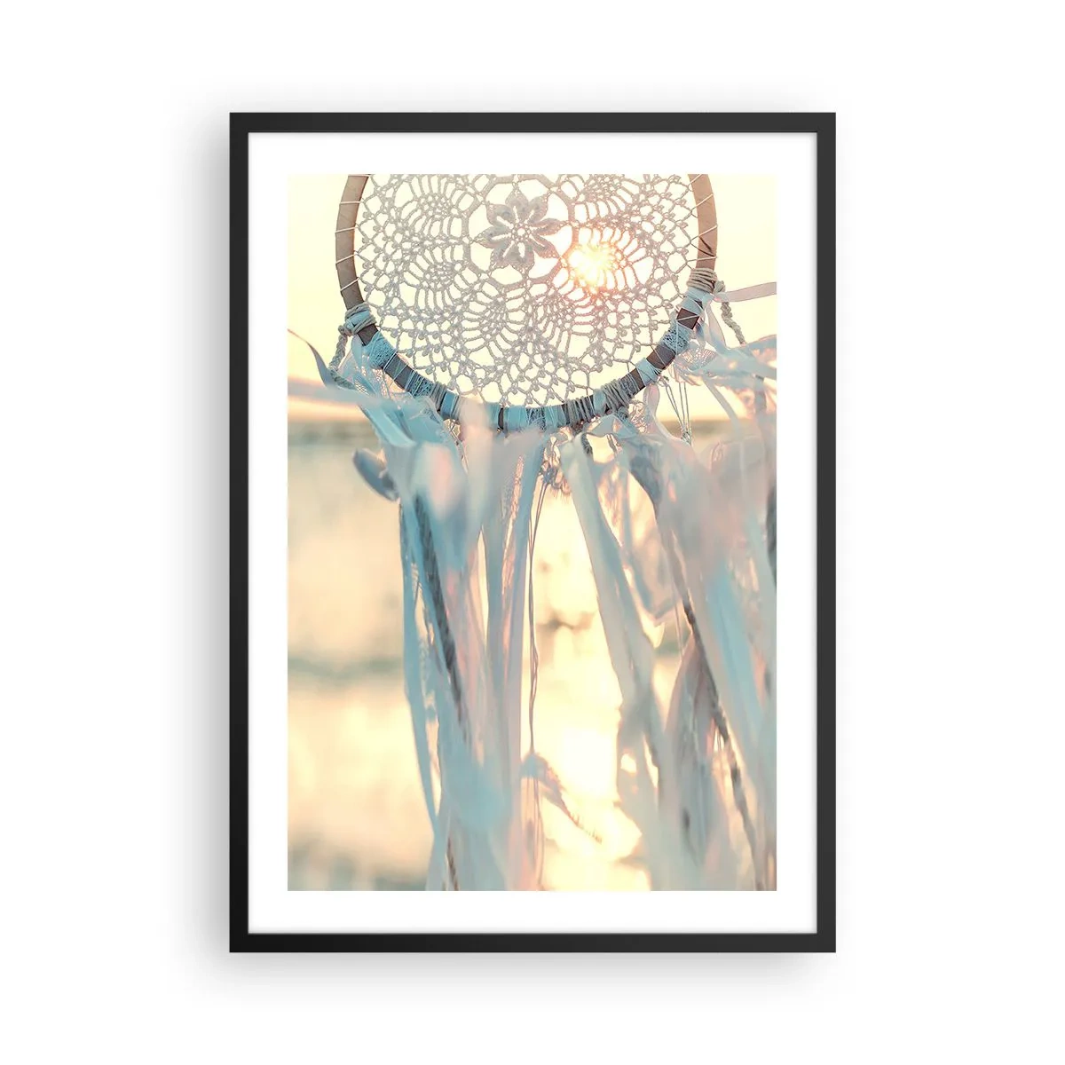 Poster in einem schwarzem Rahmen - Ein Spitzen-Traumfänger im Schein der untergehenden Sonne, mit hellem Hintergrund - 50x70cm - Totem aus Spitze - Moderne Wanddekoration für Wohnzimmer und Schlafzimmer ARTTOR