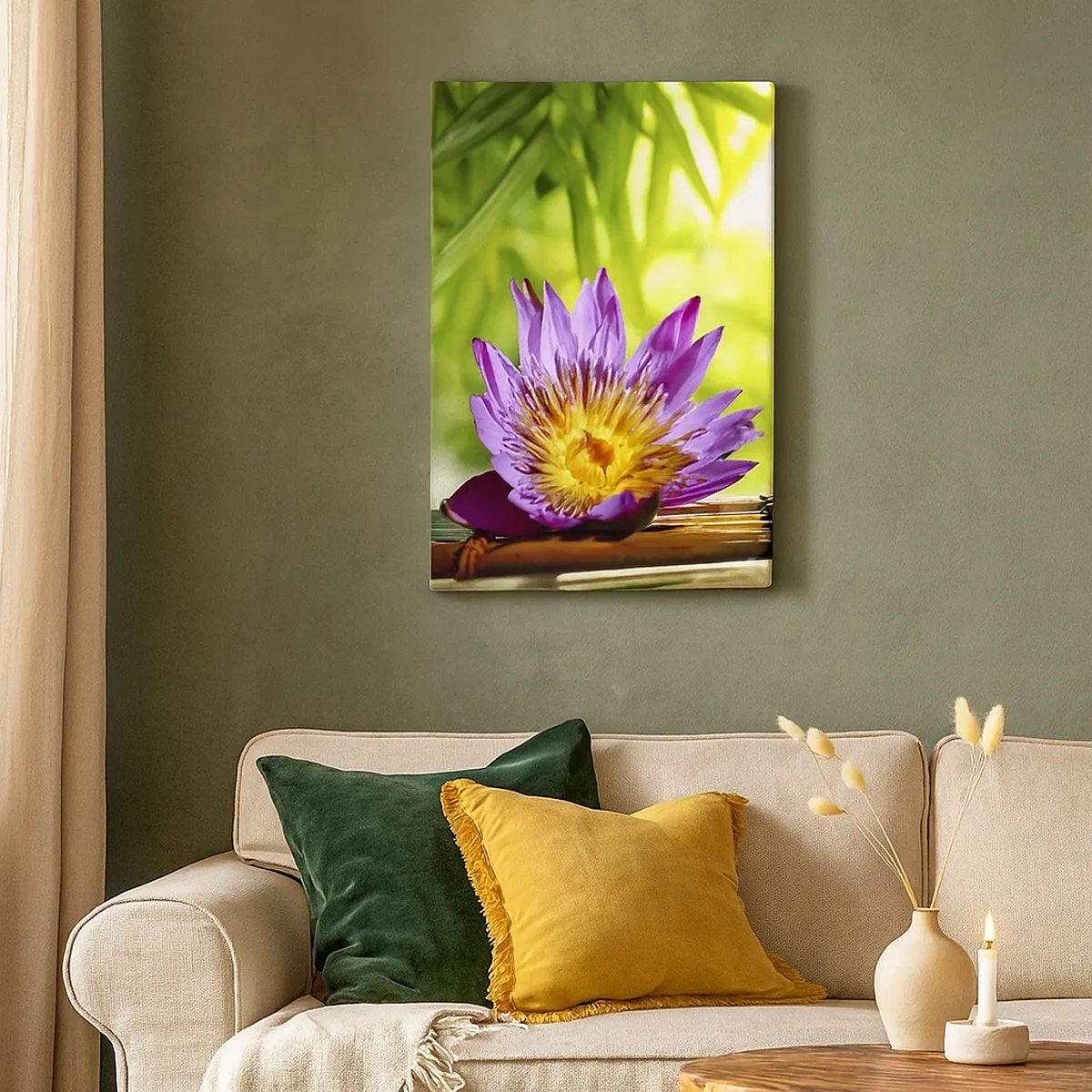 Bild auf Leinwand - Leinwandbild - Lila Lotusblüte vor einem Hintergrund aus grünen Bambusblättern - 50x70cm - In der asiatischen Sonne - Moderne Wanddekoration für Wohnzimmer und Schlafzimmer ARTTOR