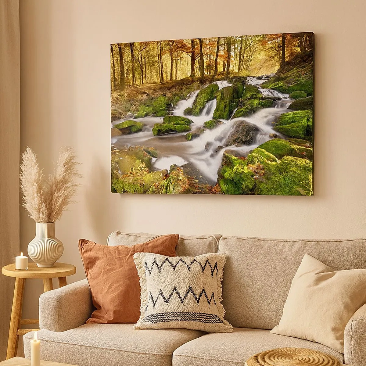 Bild auf Leinwand - Leinwandbild - Eine bewaldete Landschaft mit einem von Moos umgebenen Wasserfall - 70x50cm - Rasch durch den herbstlichen Wald - Moderne Wanddekoration für Wohnzimmer und Schlafzimmer ARTTOR