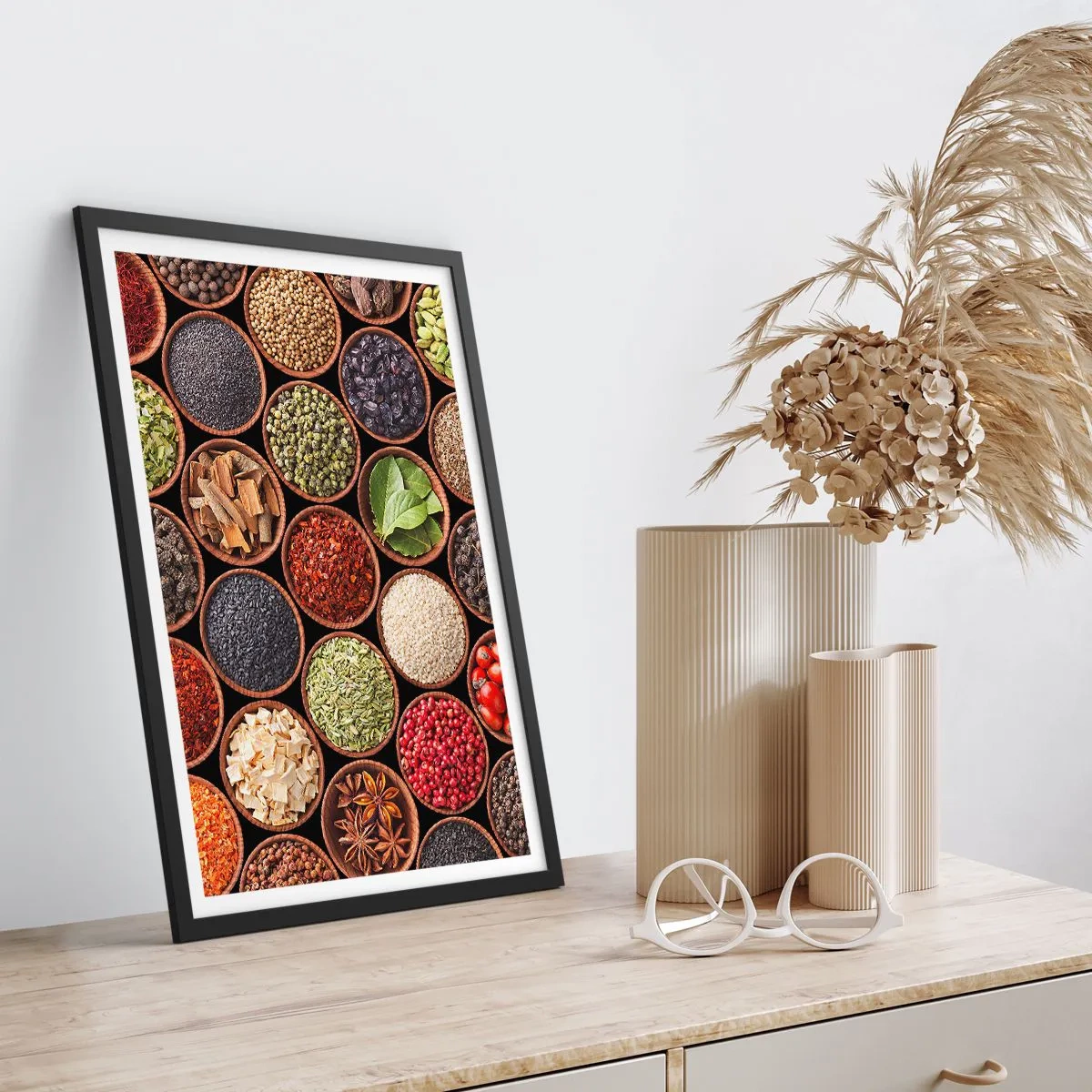Poster in einem schwarzem Rahmen - Bunte Gewürze in kleinen Holzschälchen - 50x70cm - Alle Aromen der Welt - Moderne Wanddekoration für Wohnzimmer und Schlafzimmer ARTTOR