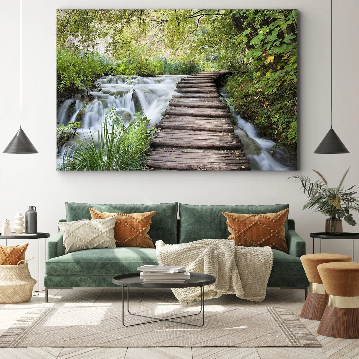 Bild auf Leinwand - Leinwandbild - Eine Holzbrücke über einen Wasserfall, umgeben von üppigem grünen Wald. - 70x50cm - Das Wasser ist überhaupt nicht ruhig - Moderne Wanddekoration für Wohnzimmer und Schlafzimmer ARTTOR