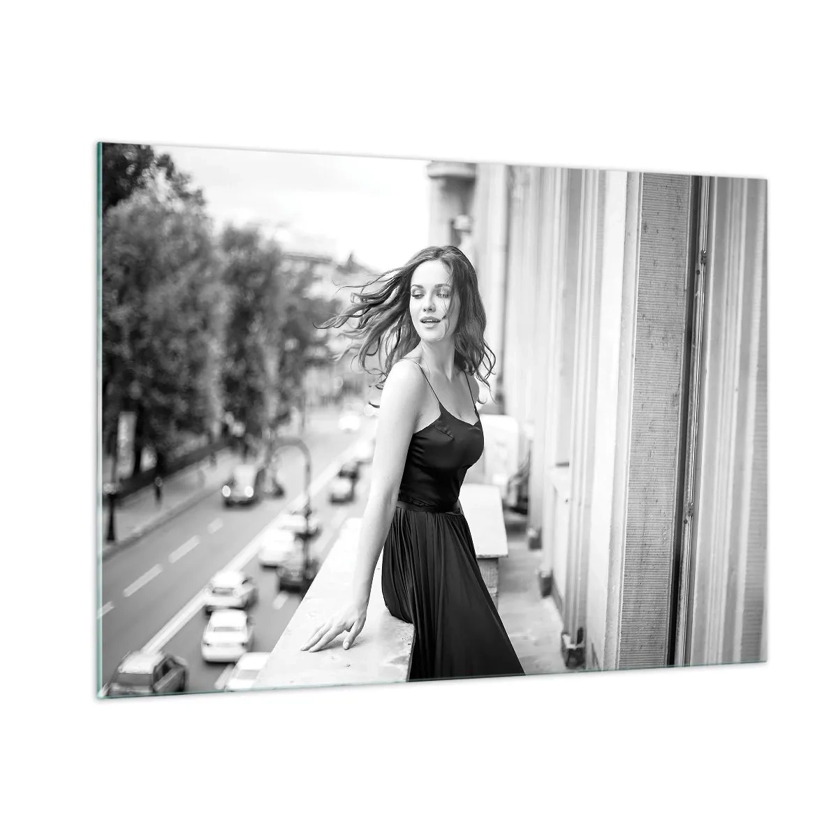 Glasbild - Bild auf glas - Eine Frau in einem schwarzen Kleid auf einem Balkon im Pariser Stil - 100x70cm - Bestimmt ein Pariser - Moderne Wanddekoration für Wohnzimmer und Schlafzimmer ARTTOR
