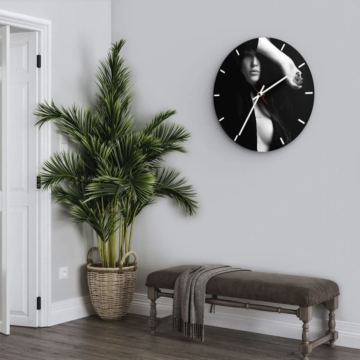 Wanduhr - Glasuhr - Schwarz-Weiß-Porträt einer Frau mit bedecktem Gesicht und einer nackten Schulter - 30x30cm - Schule der Verführung - Moderne Wanddekoration für Wohnzimmer, Küche und Schlafzimmer ARTTOR