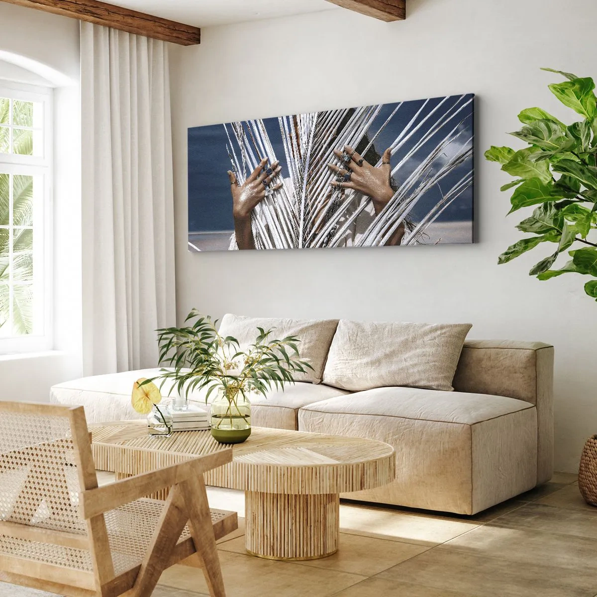 Bild auf Leinwand - Leinwandbild - Eine Frau, versteckt hinter Palmblättern, mit Ringen an den Händen. - 160x50cm - Das Mädchen des Schamanen? - Moderne Wanddekoration für Wohnzimmer und Schlafzimmer ARTTOR