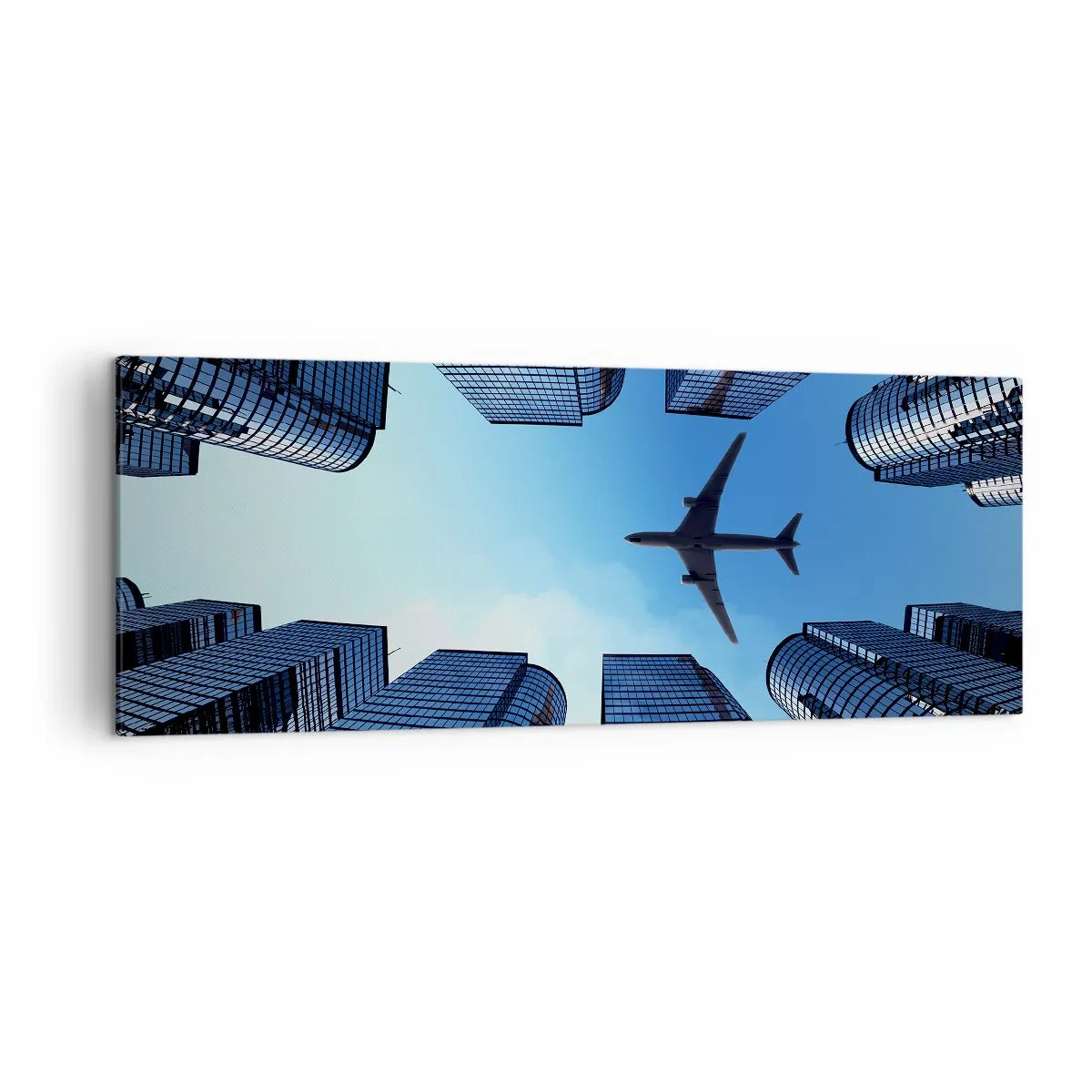Bild auf Leinwand - Leinwandbild - Ein Flugzeug fliegt über moderne Wolkenkratzer im Stadtzentrum. - 140x50cm - Der Blick aus der Glasschlucht - Moderne Wanddekoration für Wohnzimmer und Schlafzimmer ARTTOR