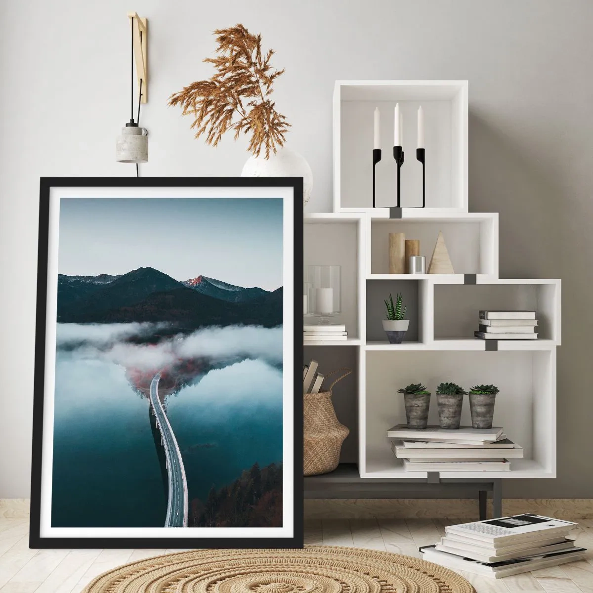 Poster in einem schwarzem Rahmen - Eine Brücke über einen ruhigen See, im Hintergrund spiegeln sich die Berge. - 50x70cm - Über Wasser so glatt wie ein Spiegel - Moderne Wanddekoration für Wohnzimmer und Schlafzimmer ARTTOR