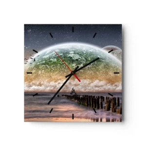 Wanduhr - Glasuhr - Eine fantastische Landschaft mit einem großen Planeten über dem Meer und einem Holzsteg. - 30x30cm - Und die Welt tauchte aus dem Wasser auf - Moderne Wanddekoration für Wohnzimmer und Schlafzimmer ARTTOR