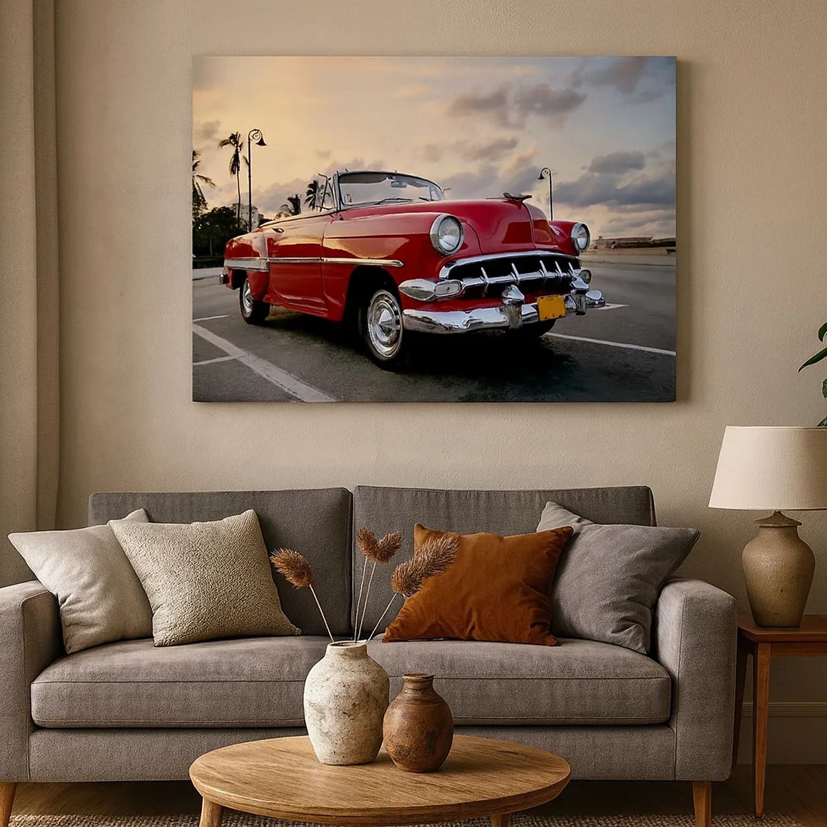 Bild auf Leinwand - Leinwandbild - Ein rotes klassisches Cabrio, das in der Abenddämmerung zwischen Palmen geparkt ist. - 70x50cm - Die rote Hitze der Tropen - Moderne Wanddekoration für Wohnzimmer und Schlafzimmer ARTTOR