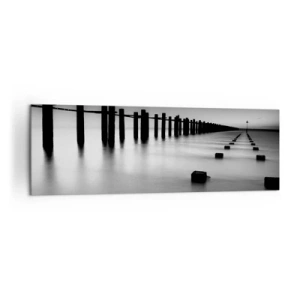 Bild auf Leinwand - Leinwandbild - Im Wasser versunkene Holzpfähle und Betonblöcke in Schwarz-Weiß-Tönen - 160x50cm - Graue Distanz im Nebel - Moderne Wanddekoration für Wohnzimmer und Schlafzimmer ARTTOR