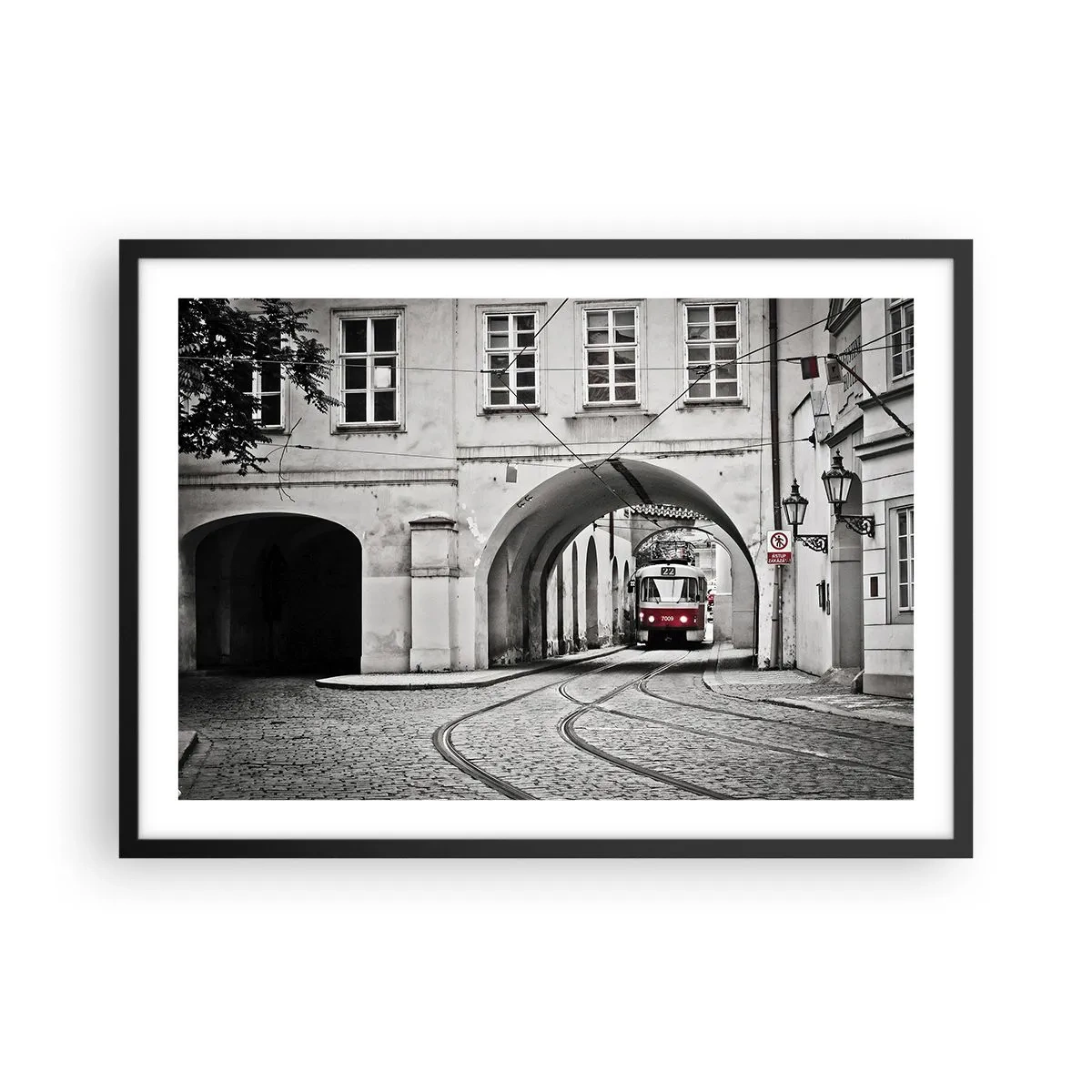 Poster in einem schwarzem Rahmen - Eine schwarz-weiße Straßenbahn in einer historischen Stadtstraße - 70x50cm - Durch das Stadtlabyrinth - Moderne Wanddekoration für Wohnzimmer und Schlafzimmer ARTTOR