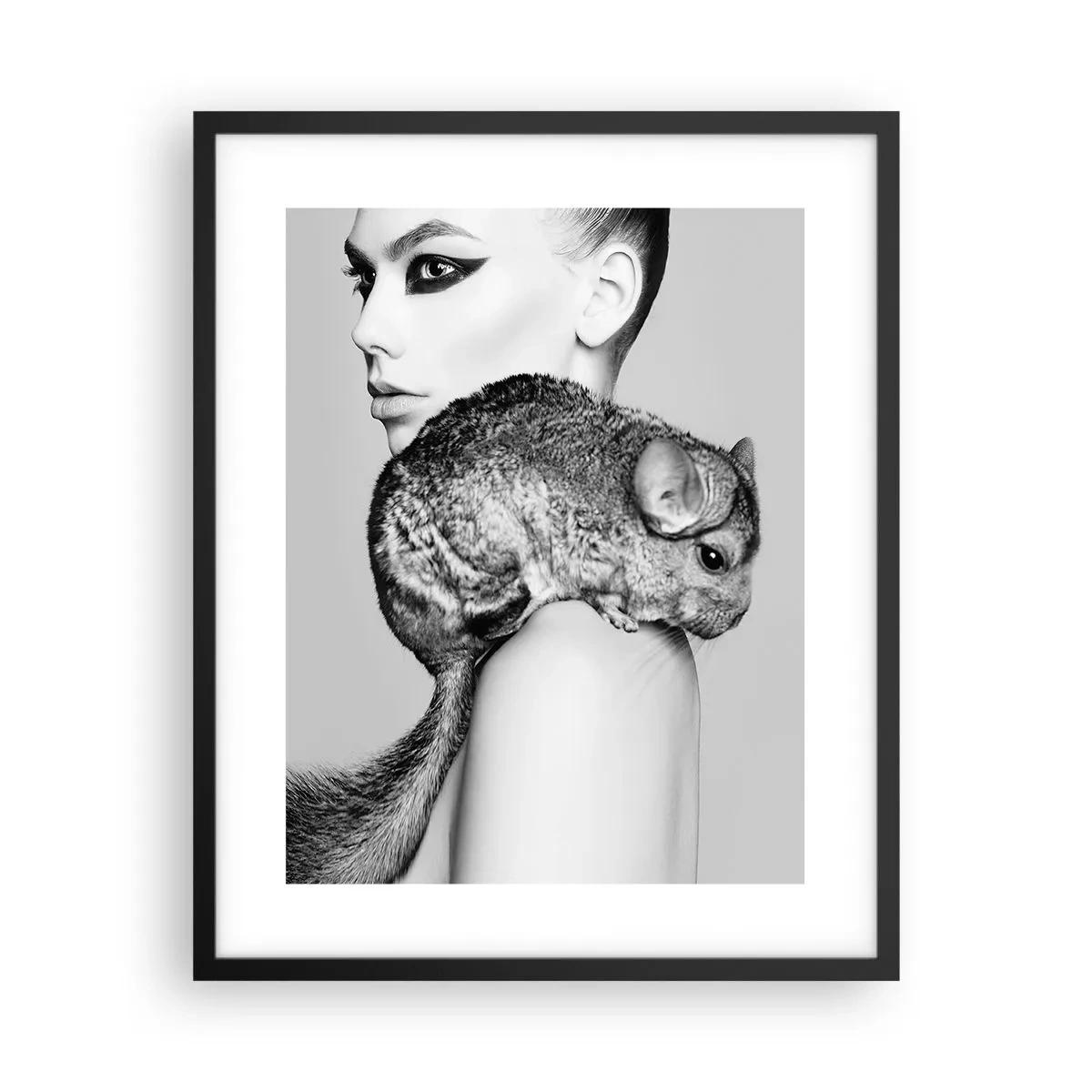 Poster in einem schwarzem Rahmen - Dame mit einem Chinchilla - 40x50 cm