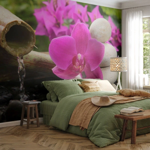 Maßgeschneiderte Fototapete Premium Canvas - Du ruhst dich schon aus - Blumen, Bambus, Orchidee
