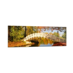 Glasbild - Bild auf glas - Eine Brücke in einem Park, umgeben von Herbstlaub über ruhigem Wasser - 160x50cm - Auf der weißen Seufzerbrücke - Moderne Wanddekoration für Wohnzimmer und Schlafzimmer ARTTOR