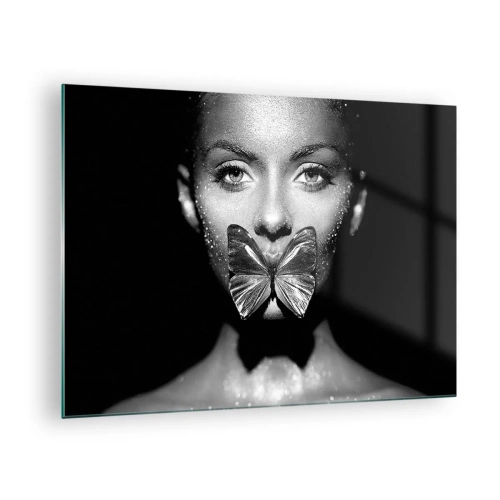 Glasbild - Bild auf glas - Porträt einer Frau mit einem Schmetterling auf den Lippen in Schwarzweiß - 70x50cm - Schmetterlingskuss - Moderne Wanddekoration für Wohnzimmer und Schlafzimmer ARTTOR
