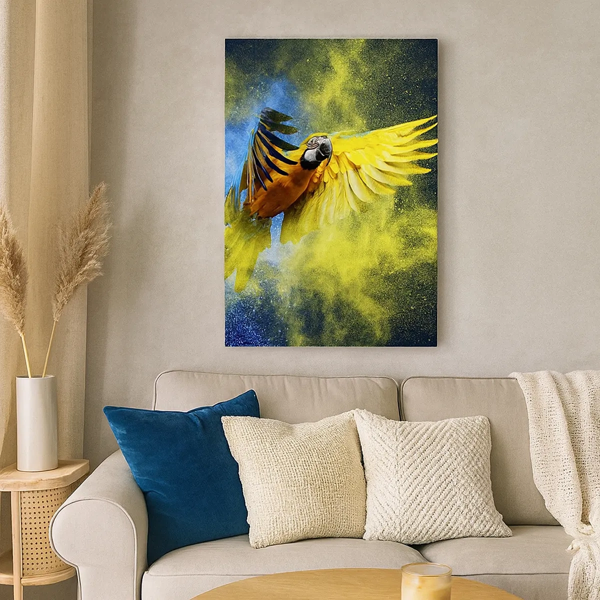 Bild auf Leinwand - Leinwandbild - Ein Papagei im Flug vor einem Hintergrund aus farbenfrohen Explosionen in Gelb und Blau. - 50x70cm - Im blauen und goldenen Staub - Moderne Wanddekoration für Wohnzimmer und Schlafzimmer ARTTOR