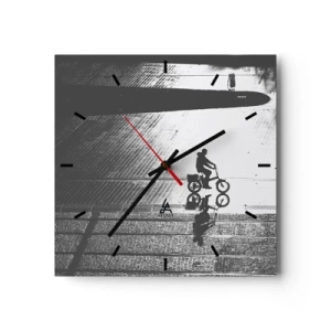 Wanduhr - Glasuhr - Schwarz-weiße Silhouette eines Radfahrers auf einer nassen Straße - 30x30cm - Vor sich hin durch die Stadt - Moderne Wanddekoration für Wohnzimmer und Schlafzimmer ARTTOR
