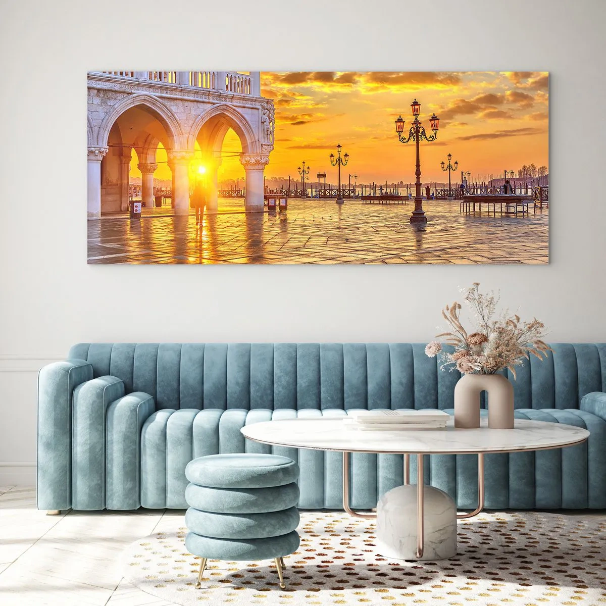 Glasbild - Bild auf glas - Goldener Sonnenuntergang auf dem Stadtplatz mit Arkaden und Lampen - 120x50cm - Wo sind alle? - Moderne Wanddekoration für Wohnzimmer und Schlafzimmer ARTTOR