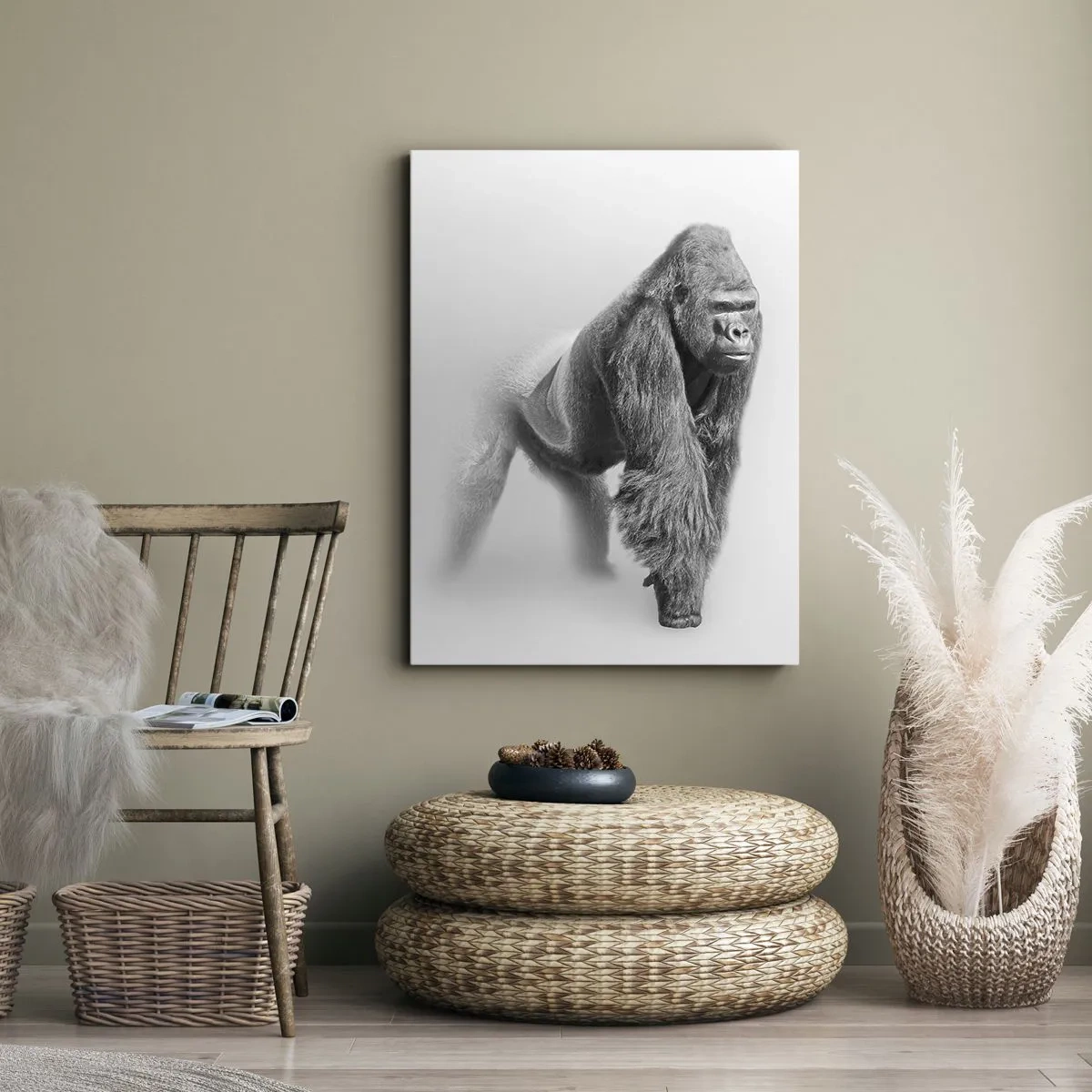 Bild auf Leinwand - Leinwandbild - Gorilla in monochromen Tönen auf weißem Hintergrund - 80x120cm - Zuversichtlich in seiner Stärke - Moderne Wanddekoration für Wohnzimmer und Schlafzimmer ARTTOR