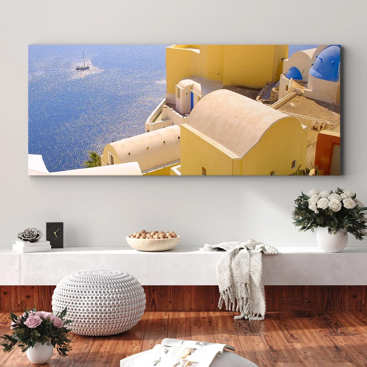 Bild auf Leinwand - Leinwandbild - Griechische Architektur mit Meerblick und einem Boot im Hintergrund - 140x50cm - Griechische Landschaft in Weiß und Blau - Moderne Wanddekoration für Wohnzimmer und Schlafzimmer ARTTOR
