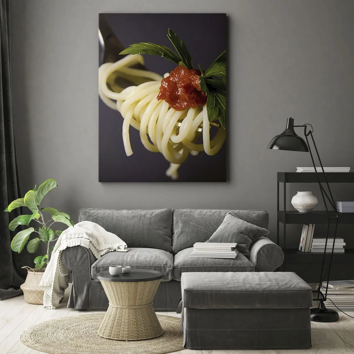 Bild auf Leinwand - Leinwandbild - Spaghetti auf einer Gabel mit Tomatensauce und Petersilie - 80x120cm - Ein leckerer Bissen - Moderne Wanddekoration für Wohnzimmer und Schlafzimmer ARTTOR