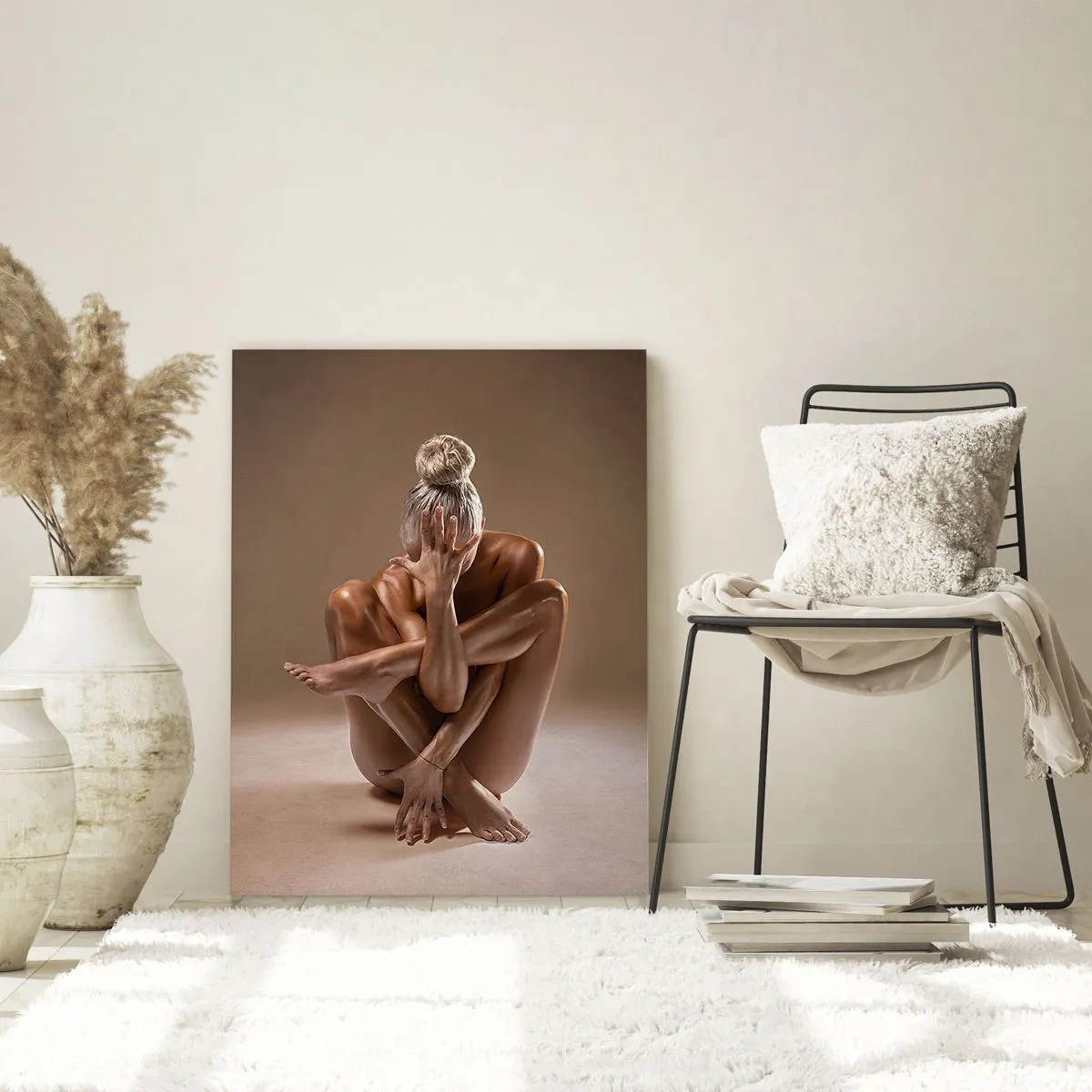Glasbild - Bild auf glas - Eine sinnliche Frau in einer künstlerischen Pose vor einem Schattenhintergrund. - 50x70cm - Die Einheit von Körper und Geist - Moderne Wanddekoration für Wohnzimmer und Schlafzimmer ARTTOR