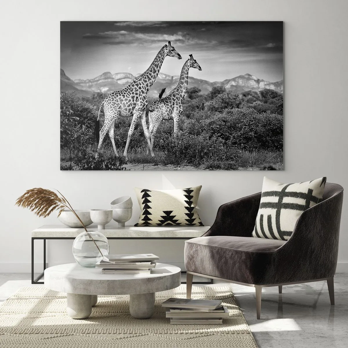 Glasbild - Bild auf glas - Ein Schwarzweißfoto von zwei Giraffen in der Savanne. - 70x50cm - Hohe Sphären in Afrika - Moderne Wanddekoration für Wohnzimmer und Schlafzimmer ARTTOR