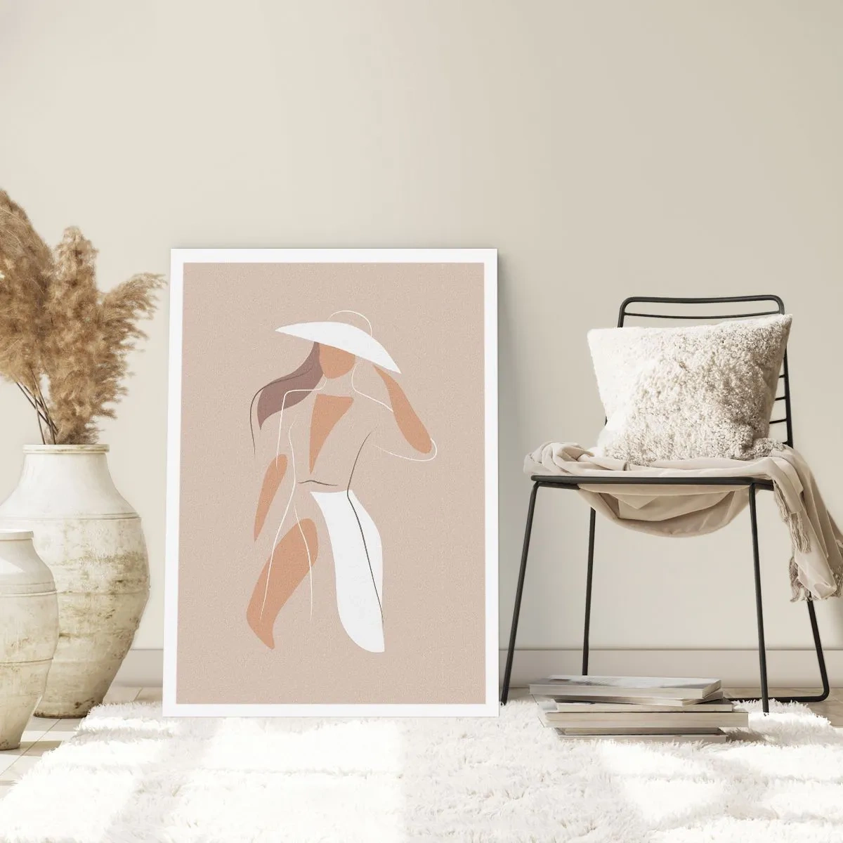Poster - Eine minimalistische Silhouette einer Frau mit Hut auf beigem Hintergrund. - 50x70cm - Mode macht Spaß - Moderne Wanddekoration für Wohnzimmer und Schlafzimmer ARTTOR
