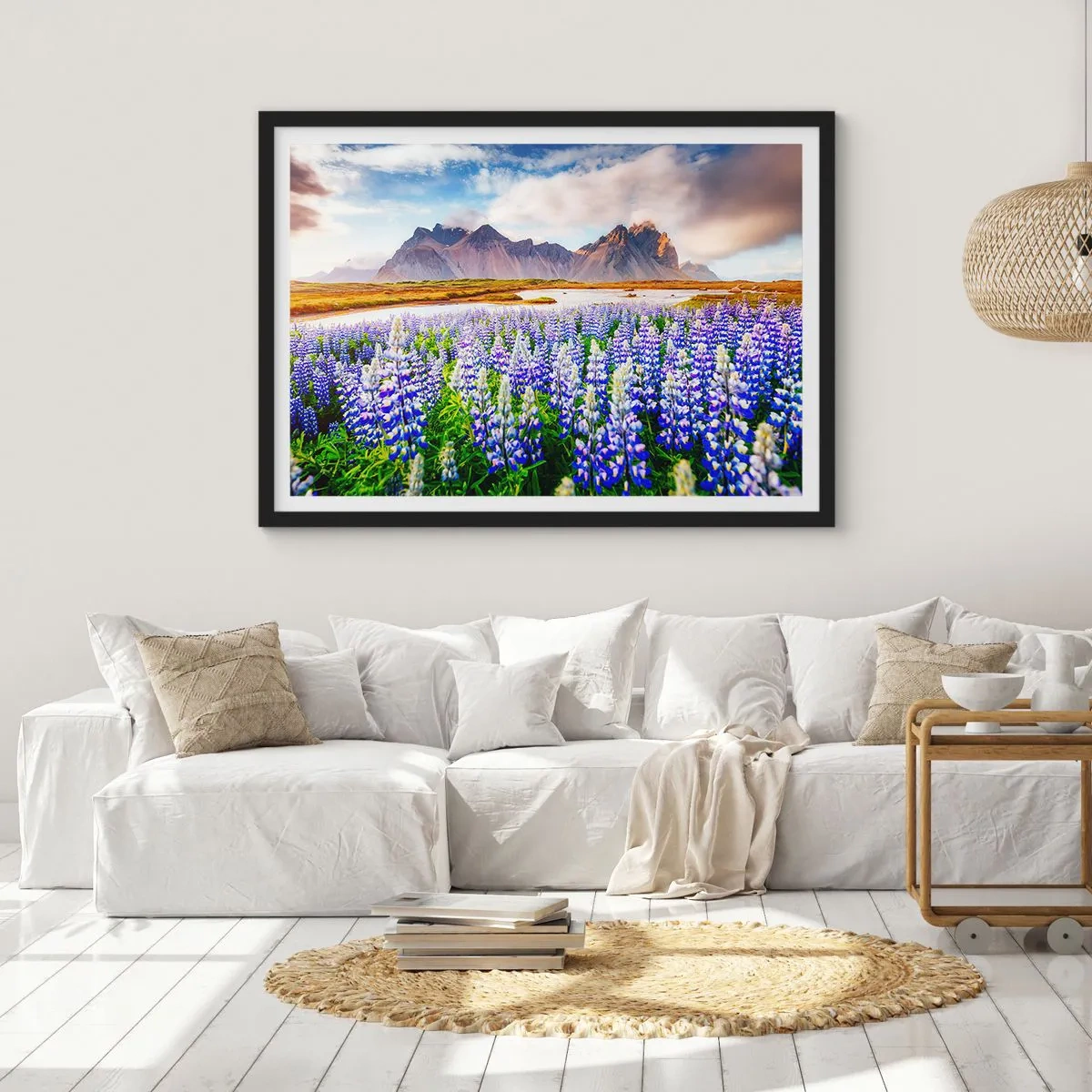 Poster in einem schwarzem Rahmen - Blumen in einer Berglandschaft mit malerischem Himmel - 70x50cm - Kraft und Strenge neben Sanftmut - Moderne Wanddekoration für Wohnzimmer und Schlafzimmer ARTTOR