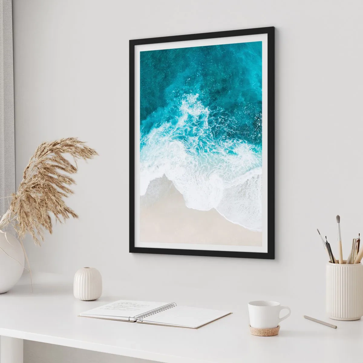 Poster in einem schwarzem Rahmen - Luftaufnahme von türkisfarbenen Wellen, die auf einen Sandstrand krachen - 50x70cm - Natürliche Liebkosung - Moderne Wanddekoration für Wohnzimmer und Schlafzimmer ARTTOR