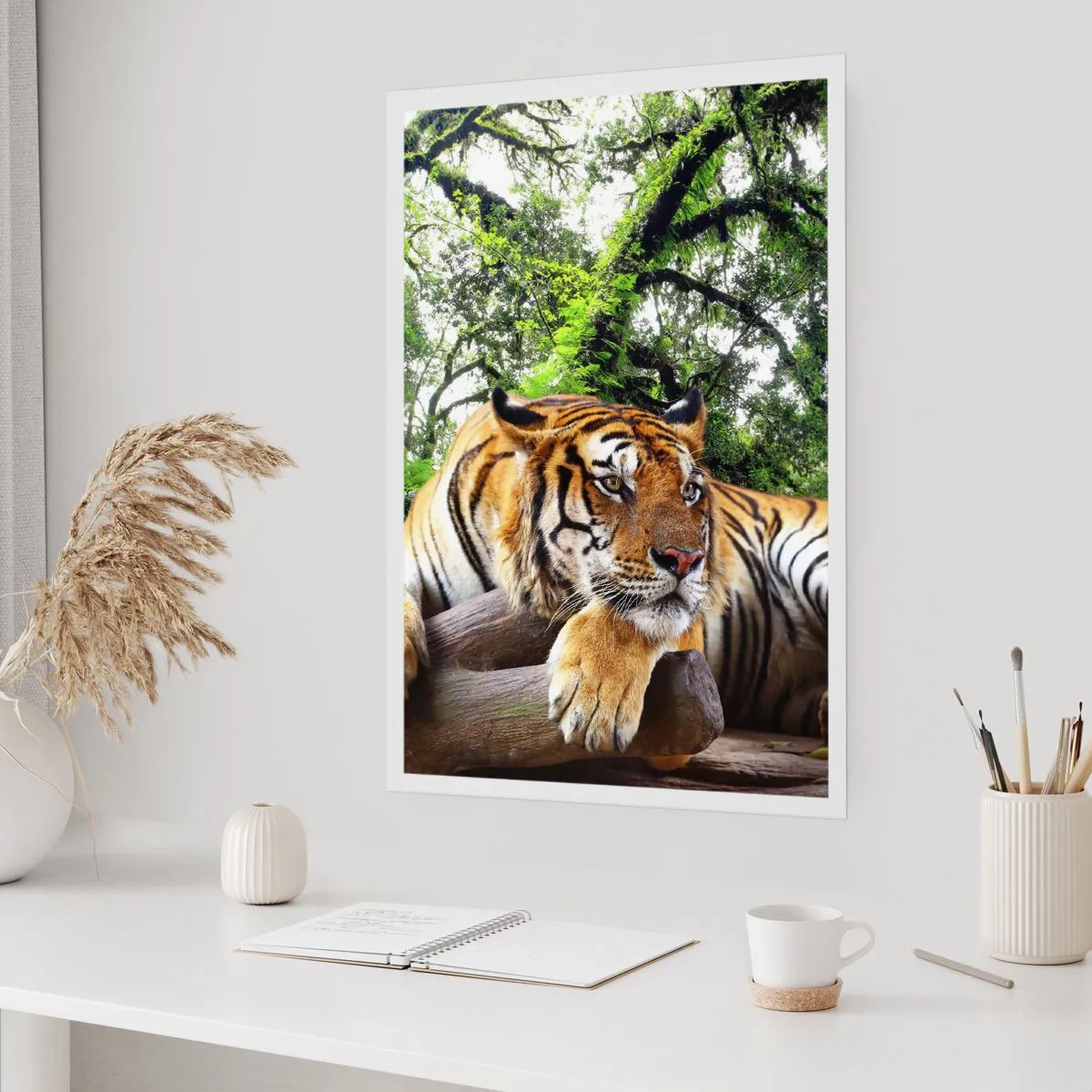 Poster - Ein Tiger ruht zwischen den grünen Bäumen - 50x70cm - Hochachtungsvoll - Moderne Wanddekoration für Wohnzimmer und Schlafzimmer ARTTOR