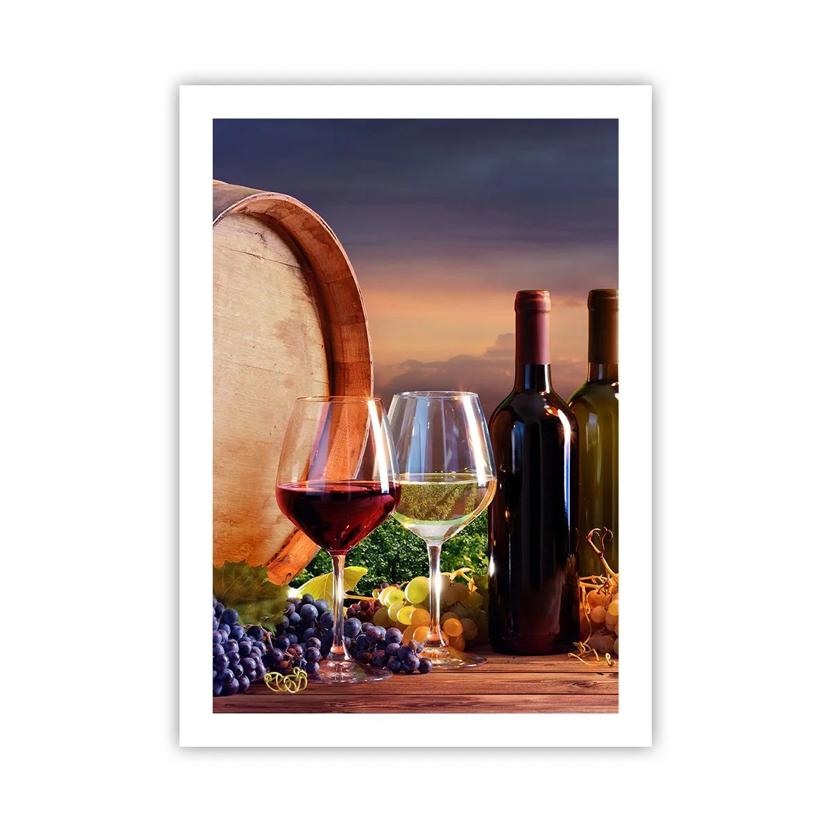Poster - Flaschen und Gläser Wein vor der Kulisse eines Fasses und des Sonnenuntergangs - 50x70cm - Hier schmeckt das Leben - Moderne Wanddekoration für Wohnzimmer und Schlafzimmer ARTTOR