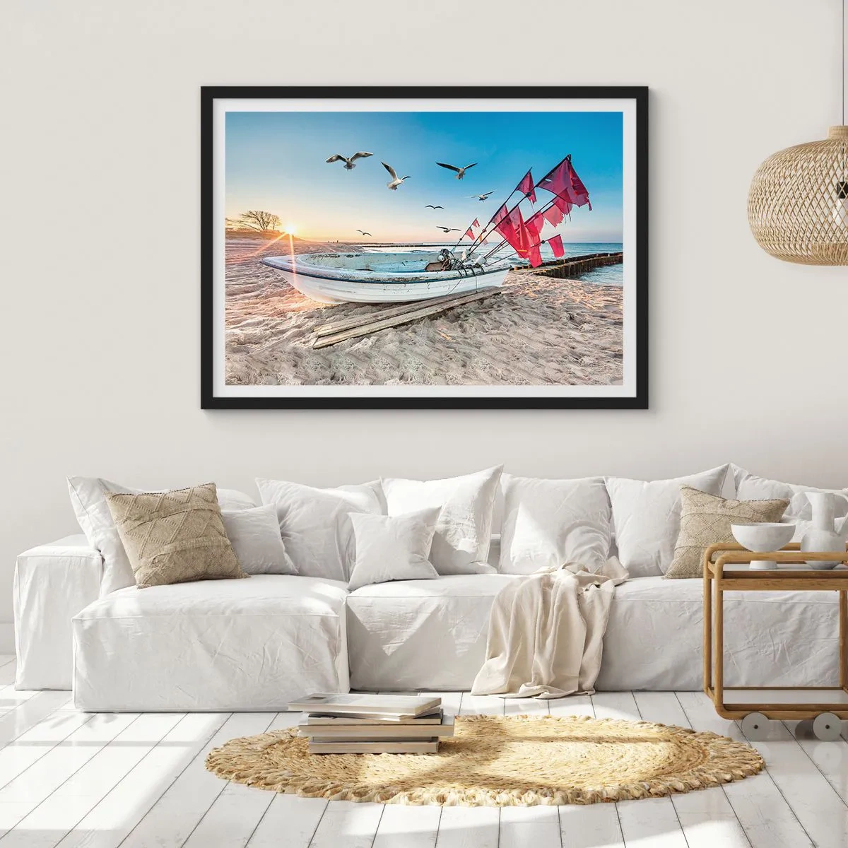 Poster in einem schwarzem Rahmen - Ein Boot am Strand im Morgengrauen mit Möwen und roten Fahnen - 100x70cm - Wohlverdiente Ruhe - Moderne Wanddekoration für Wohnzimmer und Schlafzimmer ARTTOR