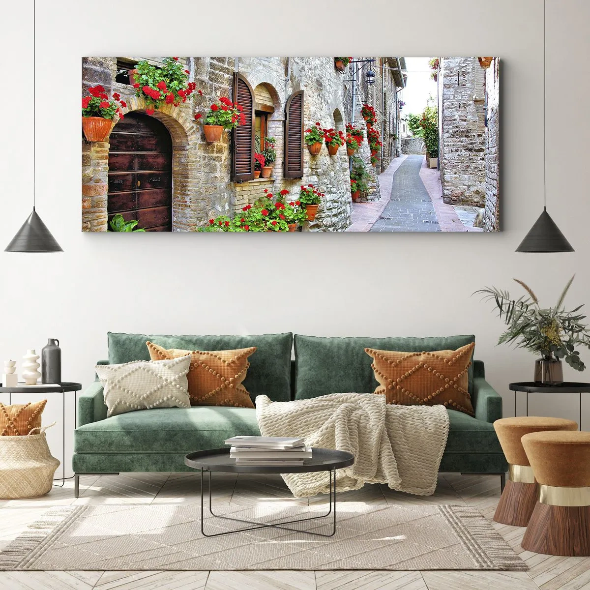 Bild auf Leinwand - Leinwandbild - Eine schmale Straße mit Steingebäuden, die mit Blumentöpfen geschmückt sind - 120x50cm - Italienische Atmosphäre - Moderne Wanddekoration für Wohnzimmer und Schlafzimmer ARTTOR