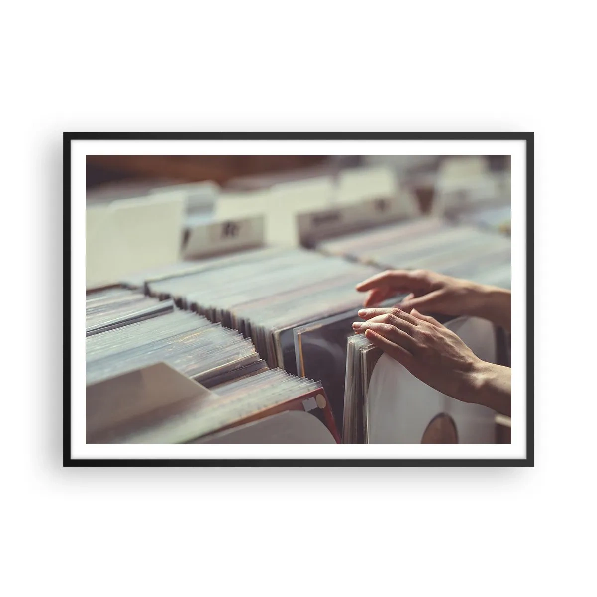 Poster in einem schwarzem Rahmen - Hände blättern durch eine Vinylsammlung - 100x70cm - Auf der Suche nach Emotionen - Moderne Wanddekoration für Wohnzimmer und Schlafzimmer ARTTOR