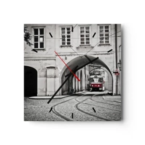 Wanduhr - Glasuhr - Eine schwarz-weiße Straßenbahn in einer historischen Stadtstraße - 30x30cm - Durch das Stadtlabyrinth - Moderne Wanddekoration für Wohnzimmer und Schlafzimmer ARTTOR