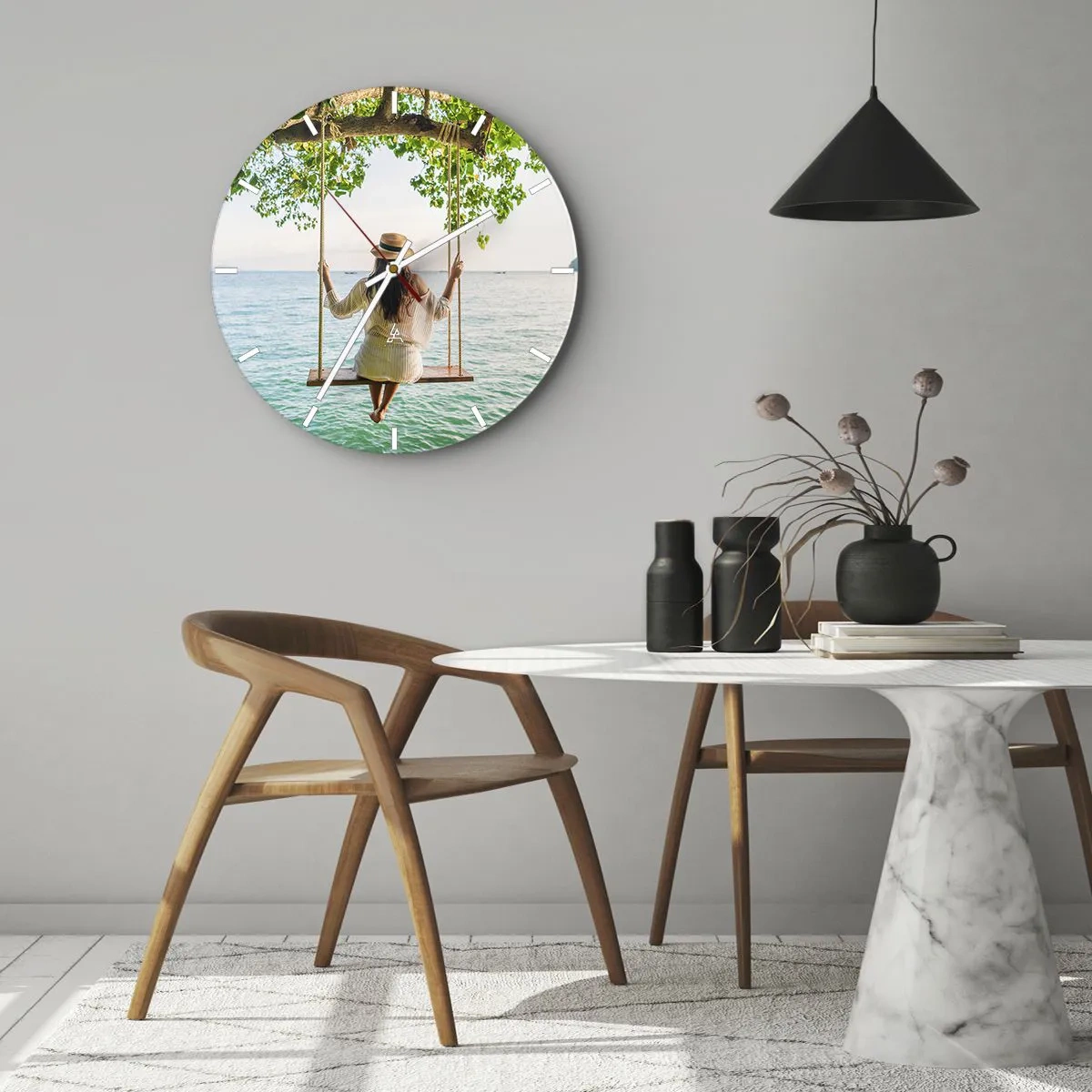 Wanduhr - Glasuhr - Frau auf einer Schaukel am Meer in einer Sommerkulisse - 30x30cm - Das Leben ist wunderschön - Moderne Wanddekoration für Wohnzimmer, Küche und Schlafzimmer ARTTOR