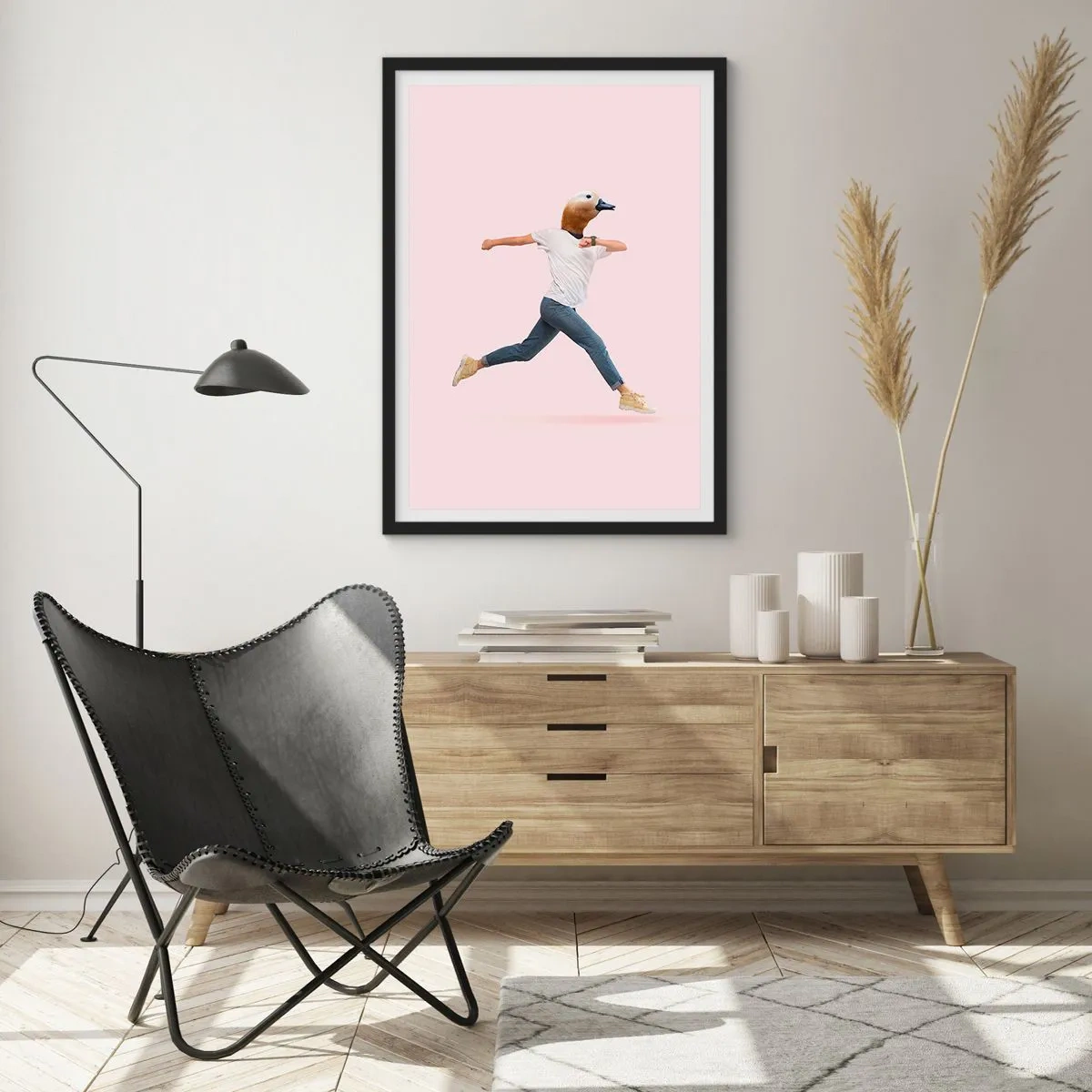 Poster in einem schwarzem Rahmen - Eine laufende Figur mit einem Vogelkopf auf rosa Hintergrund - 50x70cm - Eine Prise Absurdität - Moderne Wanddekoration für Wohnzimmer und Schlafzimmer ARTTOR