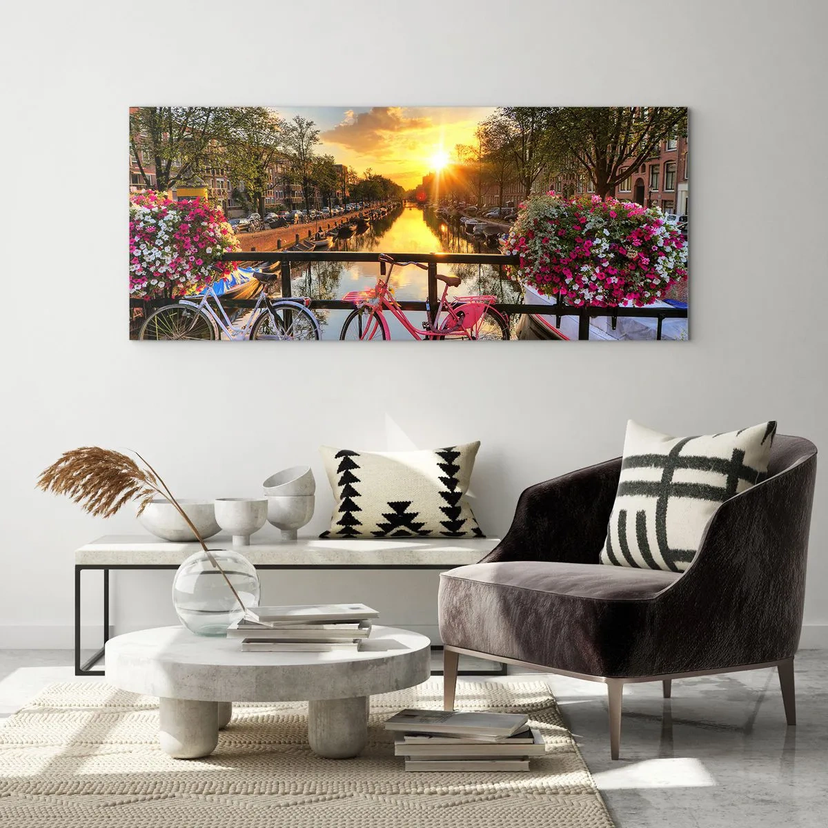 Glasbild - Bild auf glas - Fahrräder auf einer Brücke im Schein der untergehenden Sonne - 160x50cm - Frühlingsmorgen in Amsterdam - Moderne Wanddekoration für Wohnzimmer und Schlafzimmer ARTTOR
