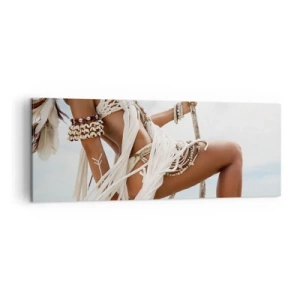 Bild auf Leinwand - Leinwandbild - Eine Frauenfigur mit ethnischen Ornamenten und Kleidung vor dem Hintergrund einer tropischen Landschaft. - 140x50cm - Eine Priesterin der Sonne - Moderne Wanddekoration für Wohnzimmer und Schlafzimmer ARTTOR