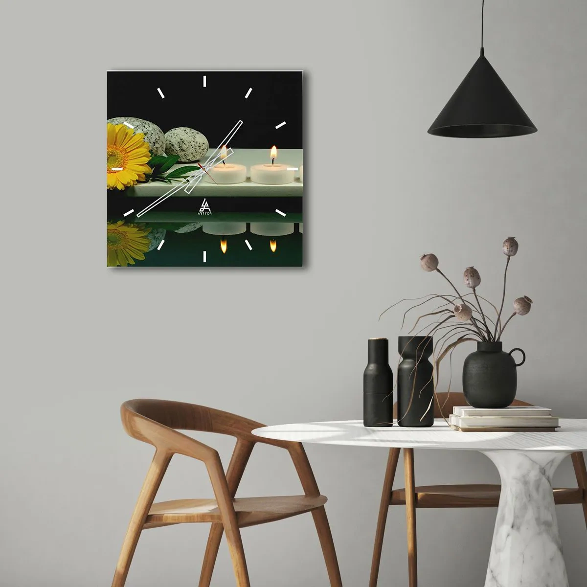 Wanduhr - Glasuhr - Gelbe Blume, Kerzen und Steine vor dem Wasserhintergrund - 30x30cm - Beruhigung der Sinne - Moderne Wanddekoration für Wohnzimmer und Schlafzimmer ARTTOR