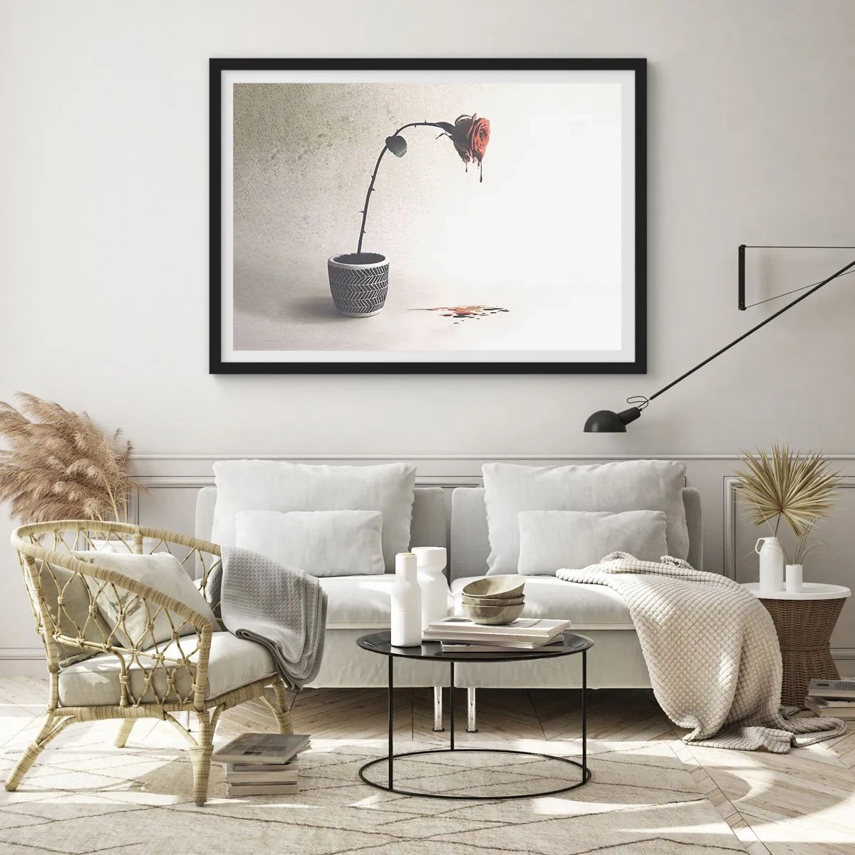 Poster in einem schwarzem Rahmen - Eine rote Rose in einem Topf mit Farbtropfen auf weißem Hintergrund - 100x70cm - Rosa dolorosa - Moderne Wanddekoration für Wohnzimmer und Schlafzimmer ARTTOR