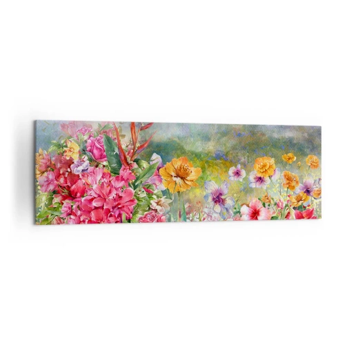 Bild auf Leinwand - Leinwandbild - Eine farbenfrohe Blumenkomposition vor einem pastellfarbenen Landschaftshintergrund - 160x50cm - Ein Garten, der verrückt geworden ist - Moderne Wanddekoration für Wohnzimmer und Schlafzimmer ARTTOR