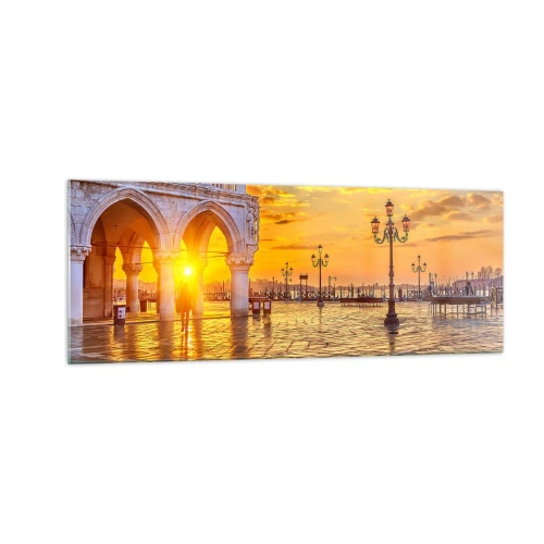 Glasbild - Bild auf glas - Goldener Sonnenuntergang auf dem Stadtplatz mit Arkaden und Lampen - 140x50cm - Wo sind alle? - Moderne Wanddekoration für Wohnzimmer und Schlafzimmer ARTTOR