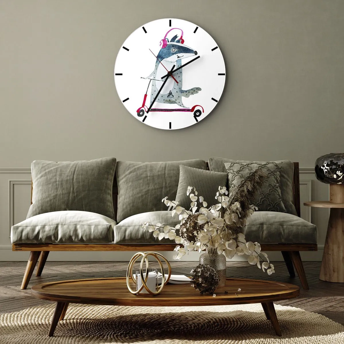Wanduhr - Glasuhr - Dachs mit Kopfhörern auf einem Roller im Stil einer Kinderillustration - 30x30cm - Dachsfreude - Moderne Wanddekoration für Wohnzimmer, Küche und Schlafzimmer ARTTOR